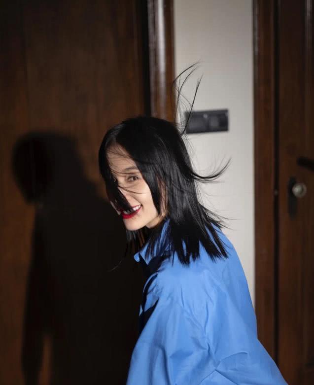 王子文的衬衫真提神,肥大服装下身材娇小太美了