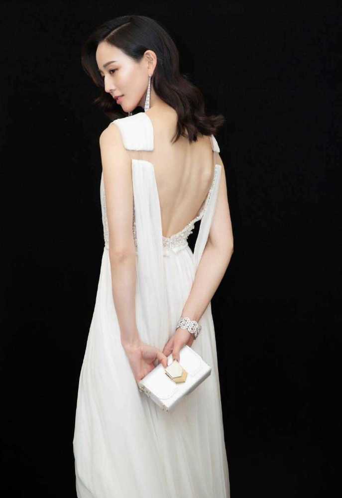 健身女神张钧甯身材太好！穿白色连衣裙凹凸有致高贵大气