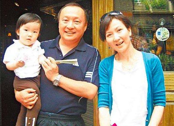 结婚便是后母的女星，她被继女欺负也罢了，她甚至被亲儿子欺负！