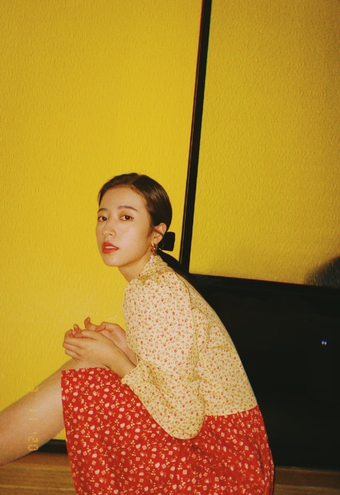 周雨彤穿碎花拼接裙配帆布鞋,明艳复古