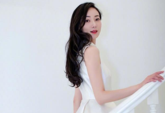 4岁坐私人飞机，28岁戴鸽子蛋，韩雪背后那些事