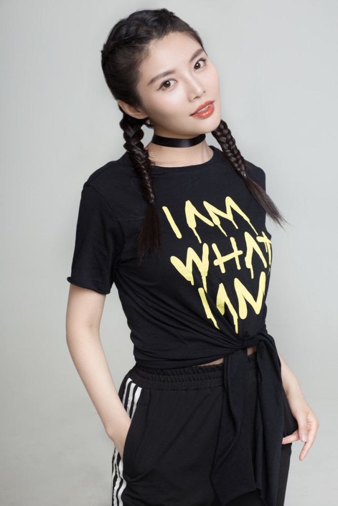 徐冬冬身材好也有烦恼,透视薄纱吊带裙秀身材却显胖