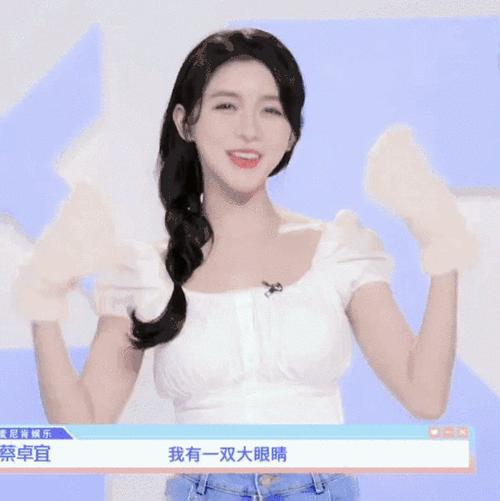 马来西亚氧气女生，眼睛弯弯笑起来会说话，网友：我恋爱了！