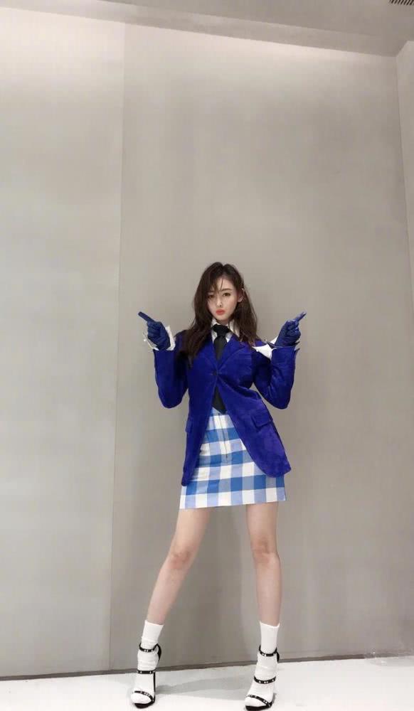 时尚大魔王张天爱蜜桃臀简直绝了，袜子配凉鞋欣赏不来