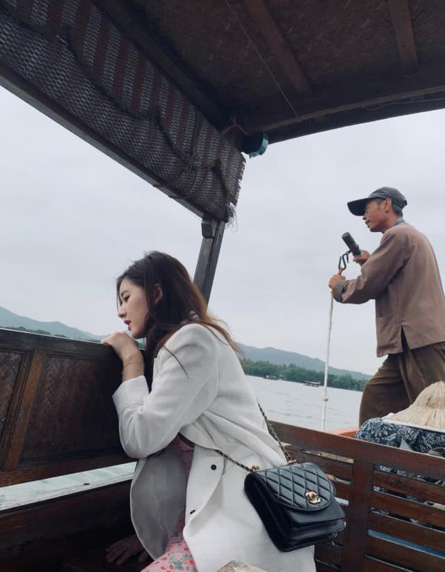 赵露思把“花朵”穿在身上,笑起来比初恋都甜