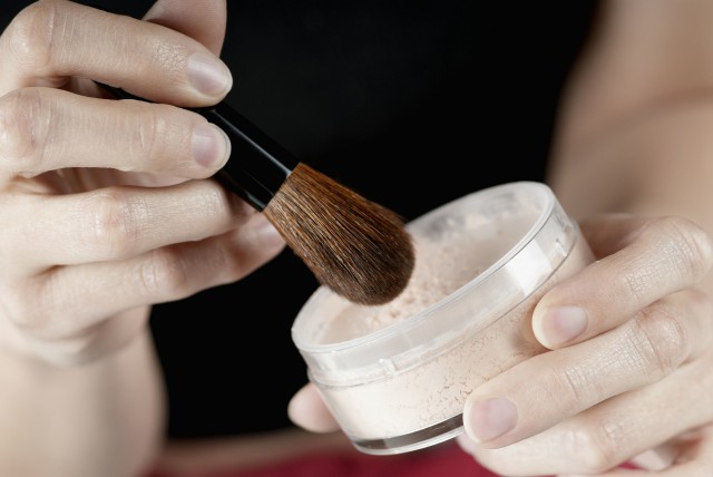 用了粉饼还要用散粉吗,告诉你粉饼和散粉的适合什么肤质