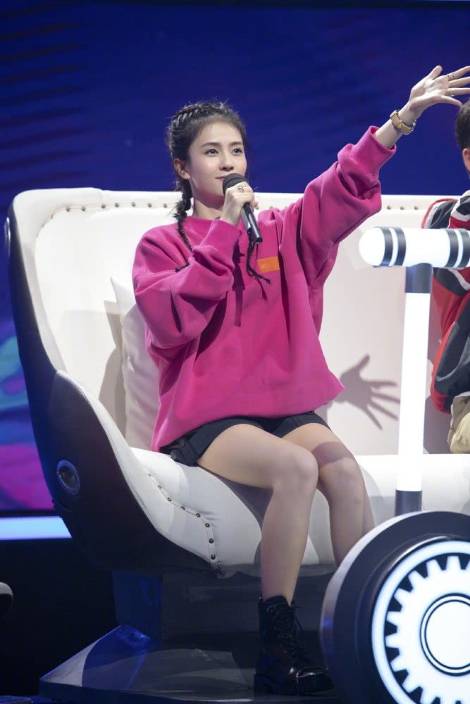 白鹿穿蓝色T恤扎小马尾，比剪刀手也太俏皮了