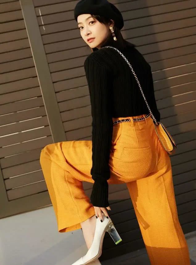 宋茜穿薄纱衫配喇叭裤复古优雅，换短款毛衣搭配阔腿裤时髦干练