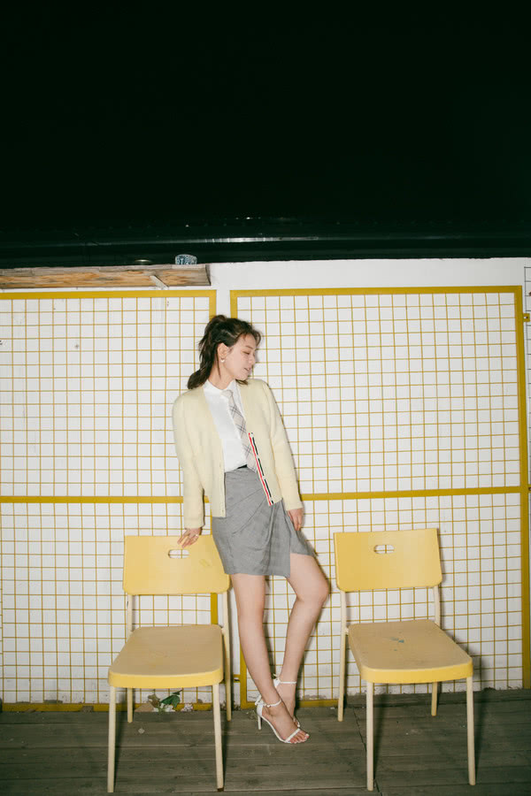 马思纯初春美照,穿淡黄色如少女,看全身照网友:腿太真实了