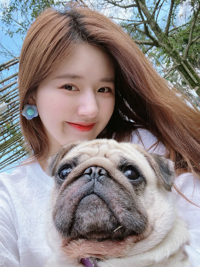 赵露思带狗撒欢，卫衣配花边裤甜SKR