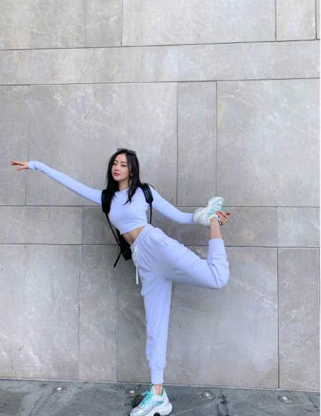 张天爱晒游玩照，看到她的鞋子后终于明白女星们腿为什么这么长