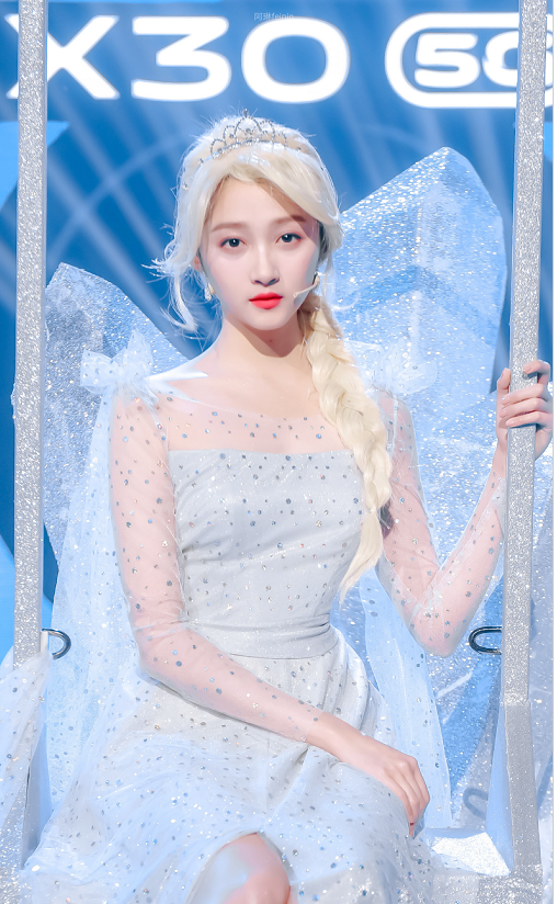 关晓彤为证明腿长竟给腿抹了“高光”？满满光泽感