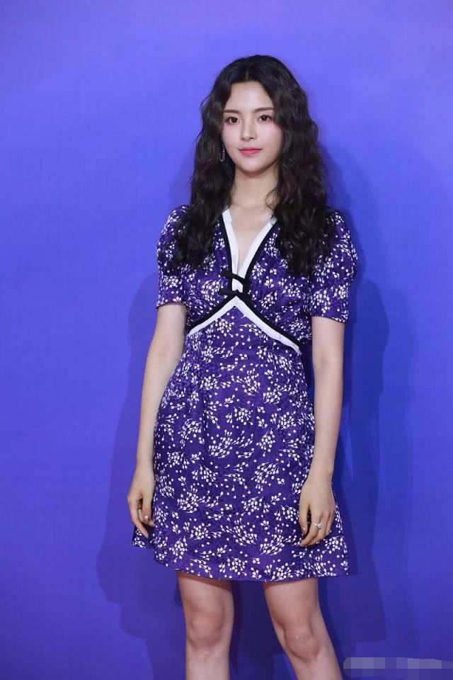 “大波浪”彻底失宠了，今年流行“复古波浪卷”，时髦又显魅力