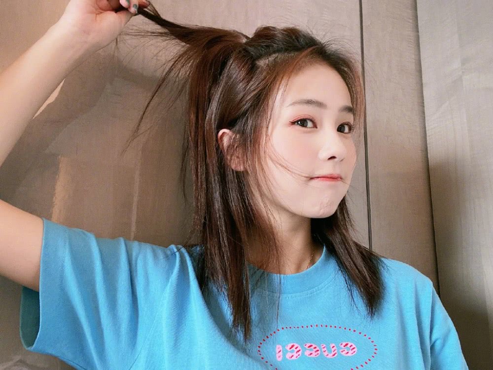 白鹿穿蓝色T恤扎小马尾，比剪刀手也太俏皮了