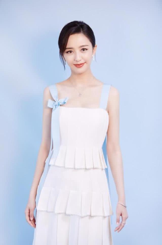 佟丽娅一条两根带子的裙子也能穿的很美,气质真好