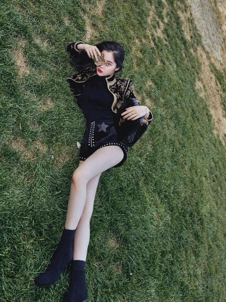 欧阳娜娜简约白T加浅棕阔腿裤,身材比例让人羡慕