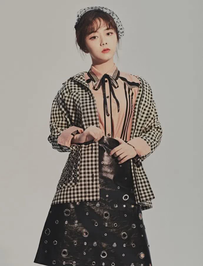 谭松韵齐刘海配清爽牛仔服，娃娃脸奔三看着还像18岁少女