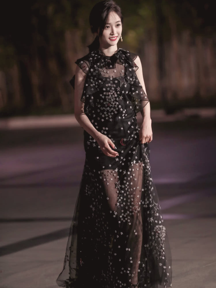 古力娜扎和吴宣仪同穿星星裙装造型,到底谁看起来更甜美?