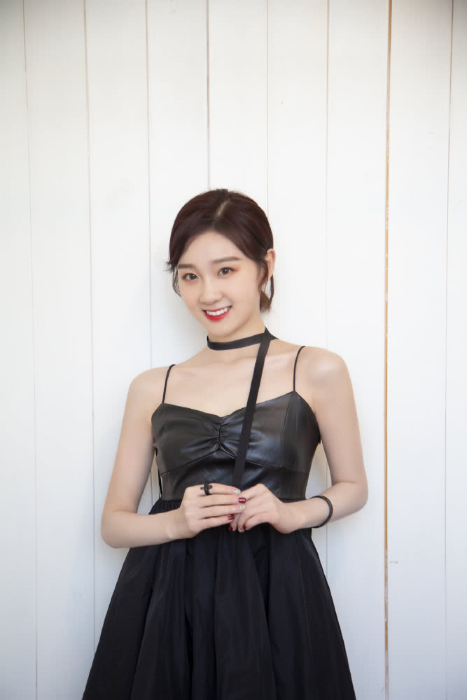 李子璇穿橙白条纹上衣绑丸子头,尽显活力清新