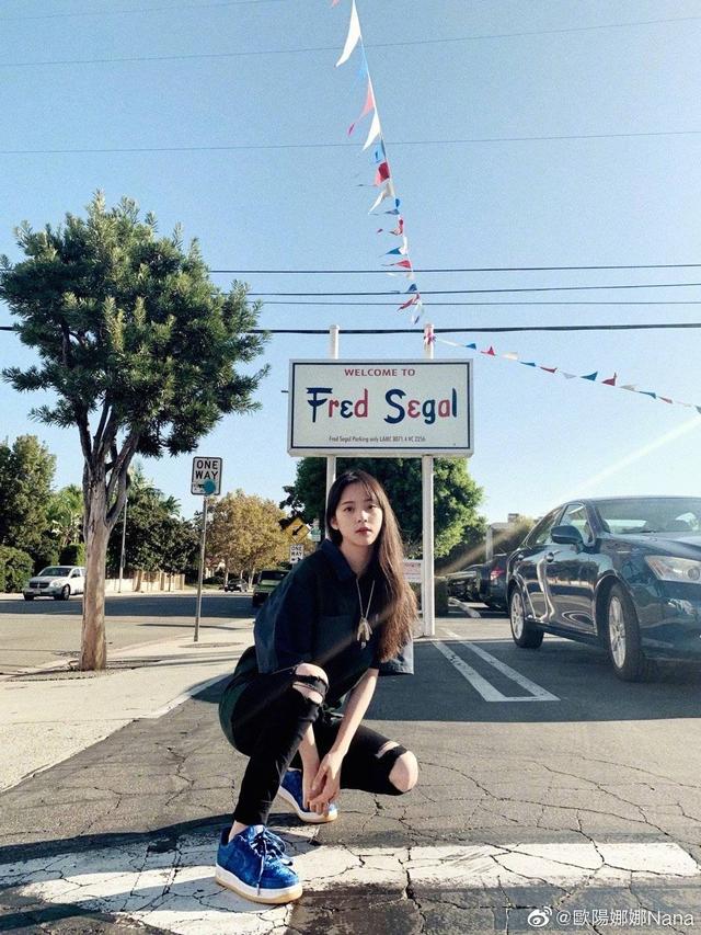 欧阳娜娜发自拍,白底碎花上衣小露锁骨,这是改走小性感路线?