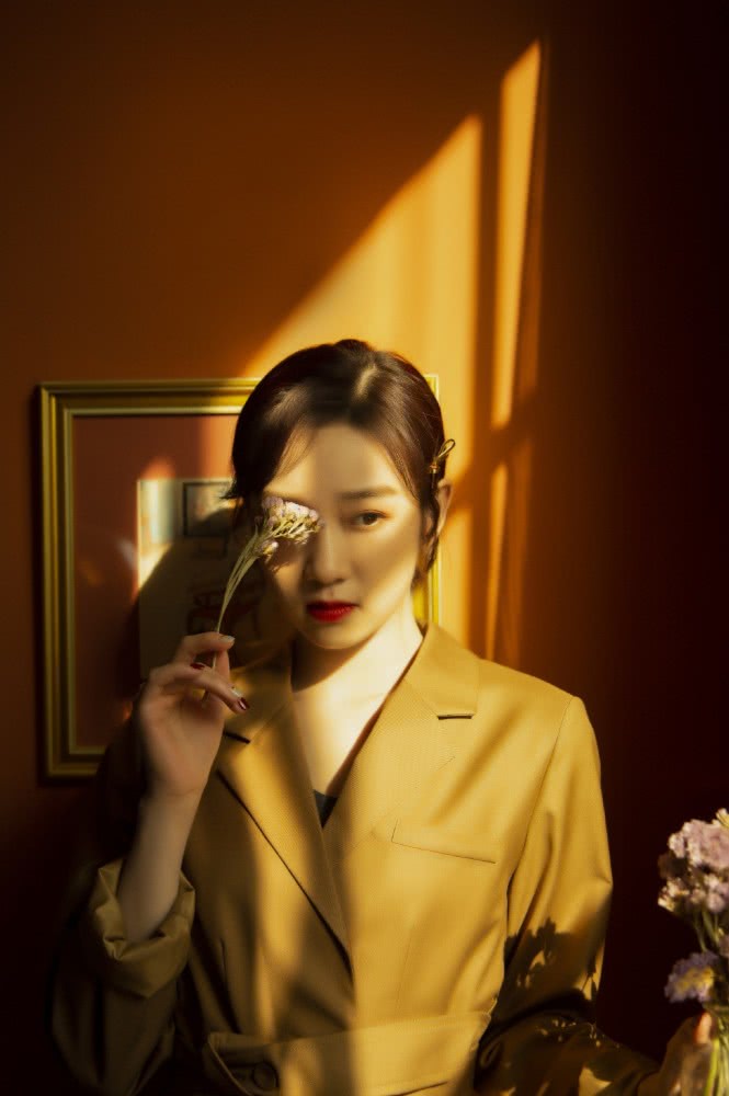 李子璇穿橙白条纹上衣绑丸子头,尽显活力清新