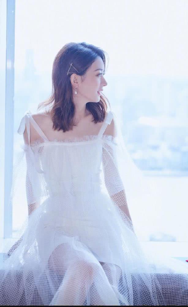 佟丽娅一条两根带子的裙子也能穿的很美,气质真好