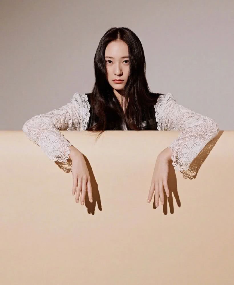 郑秀晶最新照片玩转西装造型太飒,盛世美颜又回来了