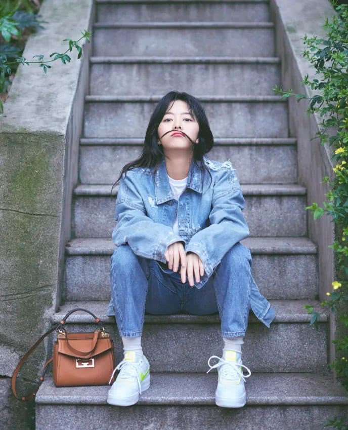 谭松韵齐刘海配清爽牛仔服，娃娃脸奔三看着还像18岁少女