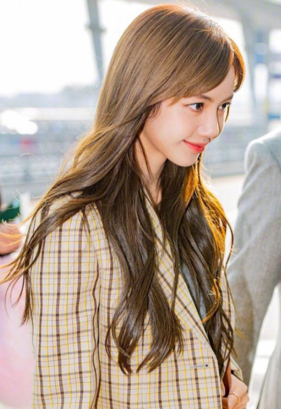 LISA换掉齐刘海露出高额头,更像芭比娃娃了