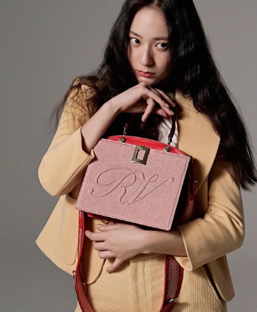 郑秀晶最新照片玩转西装造型太飒,盛世美颜又回来了