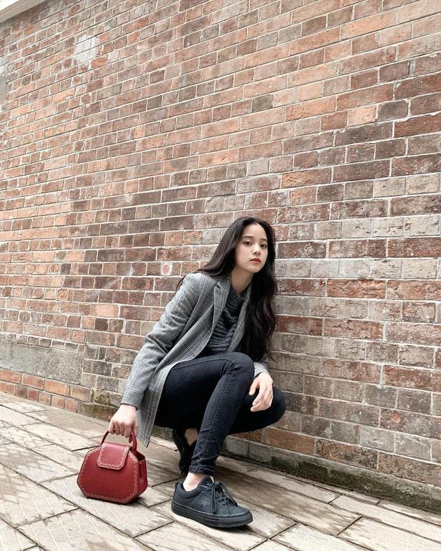 欧阳娜娜发自拍,白底碎花上衣小露锁骨,这是改走小性感路线?