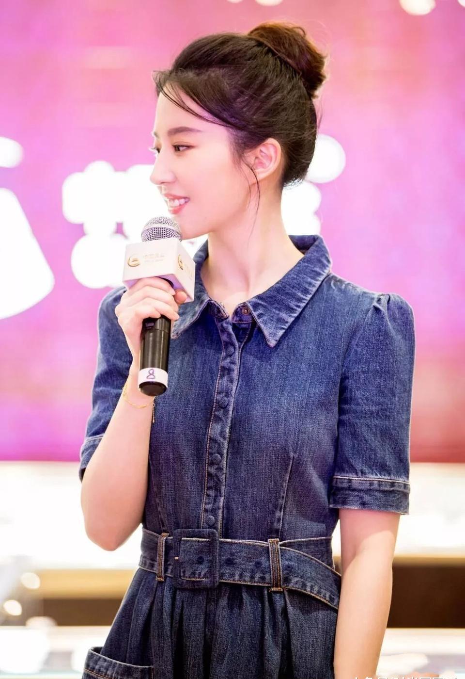 刘亦菲一袭牛仔长裙亮相,脸型也太美了吧