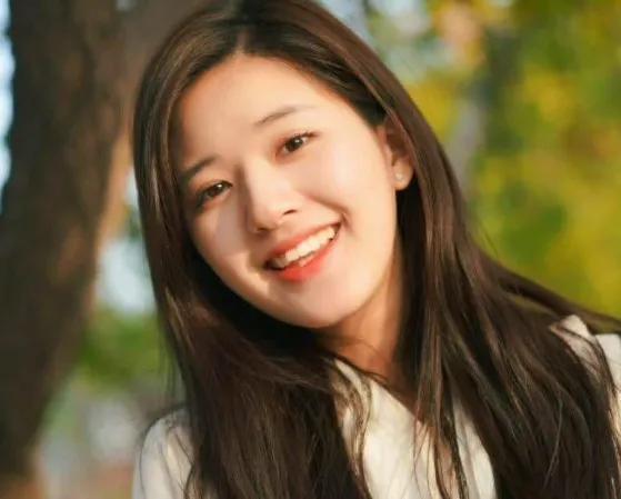 赵露思原来也是艺名，奶奶无意间透露出真名，确实不适合女孩