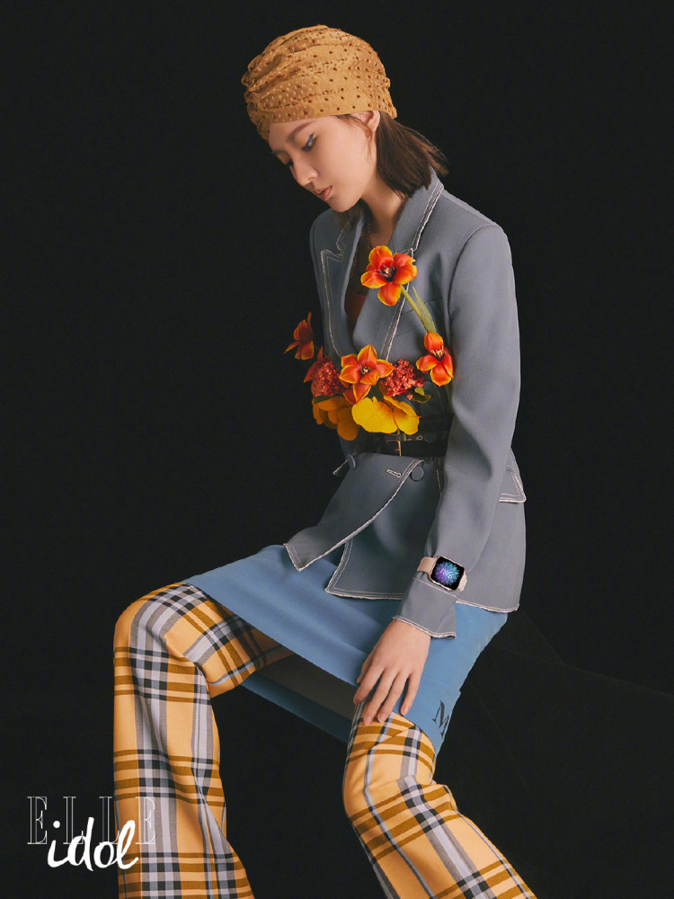 乔欣玫粉色羽毛裙搭配鲜花妆,少女风情复古浪漫让人眼前一亮!