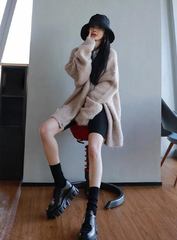 欧阳娜娜和杨幂同穿开衫秀腿，少女感竟然不分上下