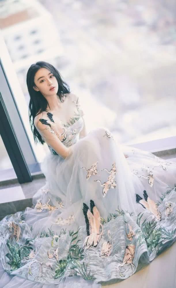 张馨予穿搭太有个性,肩上一片布、腰间一片布,一般人驾驭不了