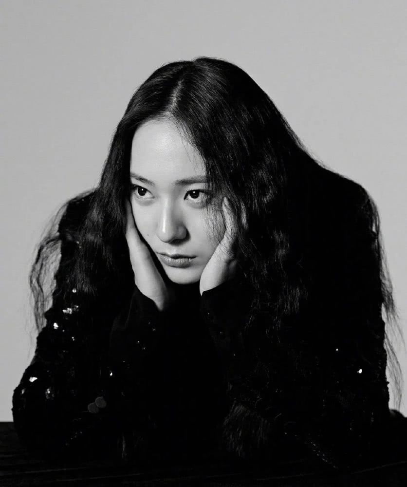 郑秀晶最新照片玩转西装造型太飒,盛世美颜又回来了