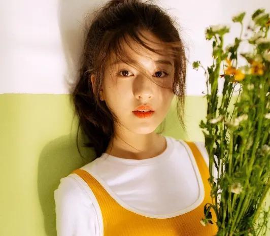 赵露思原来也是艺名，奶奶无意间透露出真名，确实不适合女孩