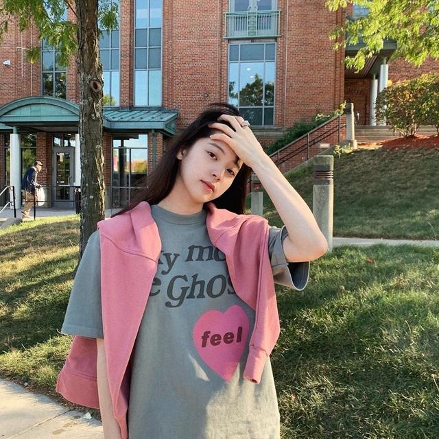 欧阳娜娜发自拍,白底碎花上衣小露锁骨,这是改走小性感路线?