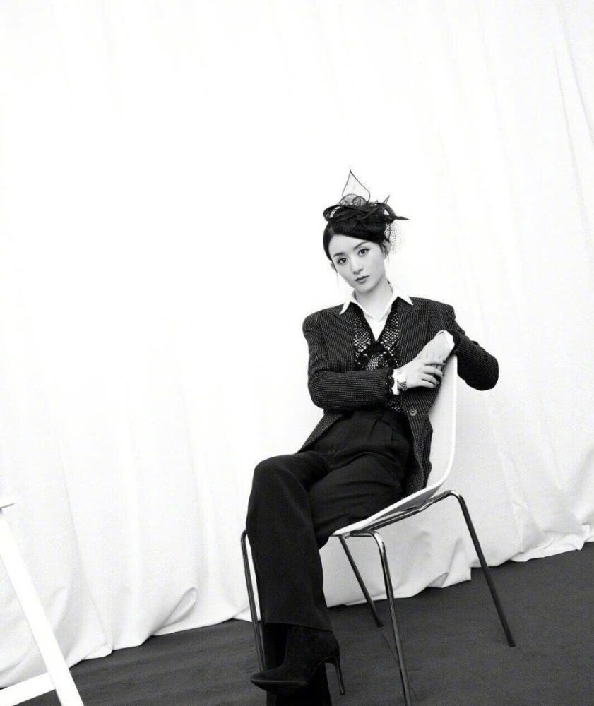 生完宝宝的赵丽颖更爱搞怪!开工穿米奇外套太可爱