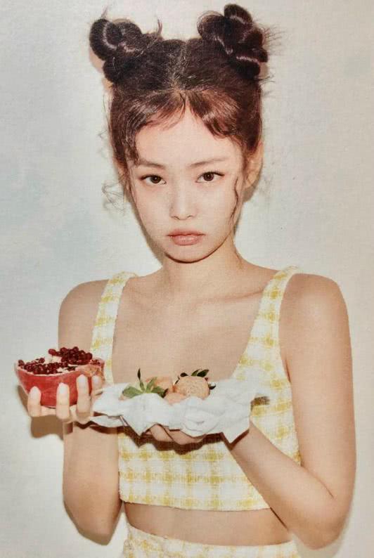 金智妮金发波浪卷一言难尽，丸子头有时可爱有时酷！太百变