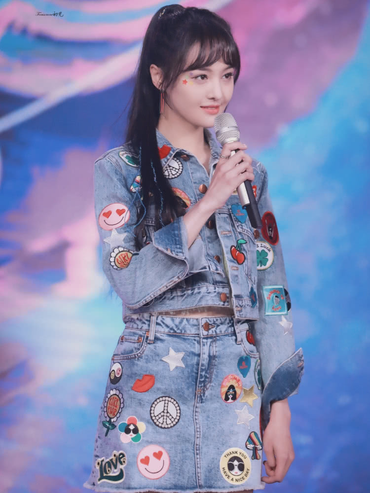 杨丞琳和郑爽同穿牛仔套装,你更喜欢谁?