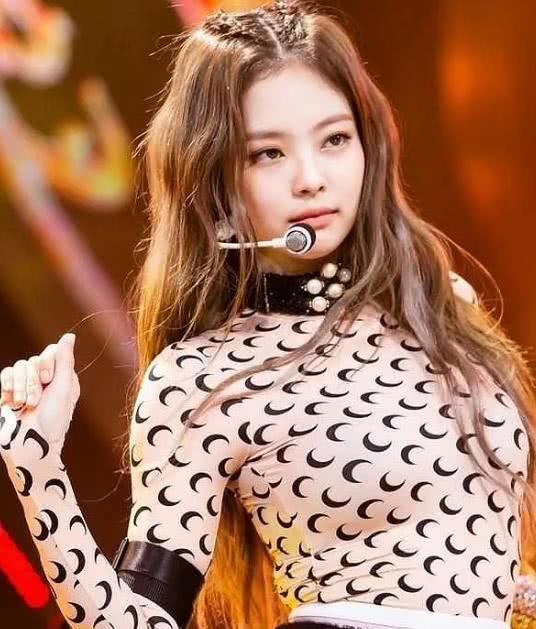 金智妮金发波浪卷一言难尽，丸子头有时可爱有时酷！太百变