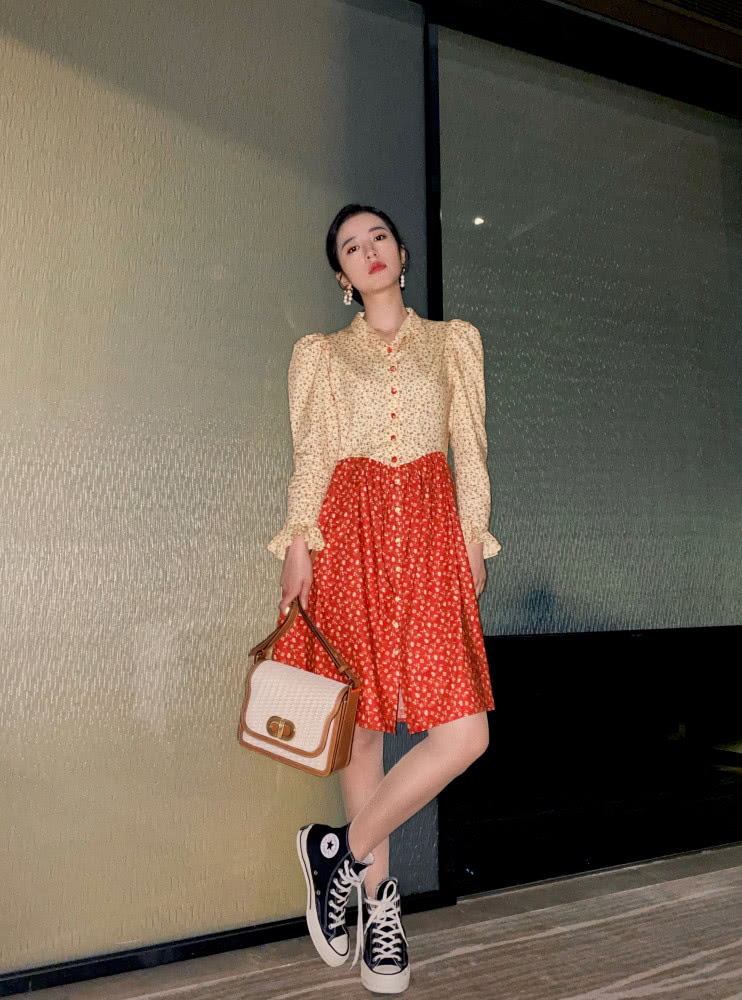 沈梦辰周雨彤示范春日穿搭 不但抢眼还招桃花！堪称行走的直男斩