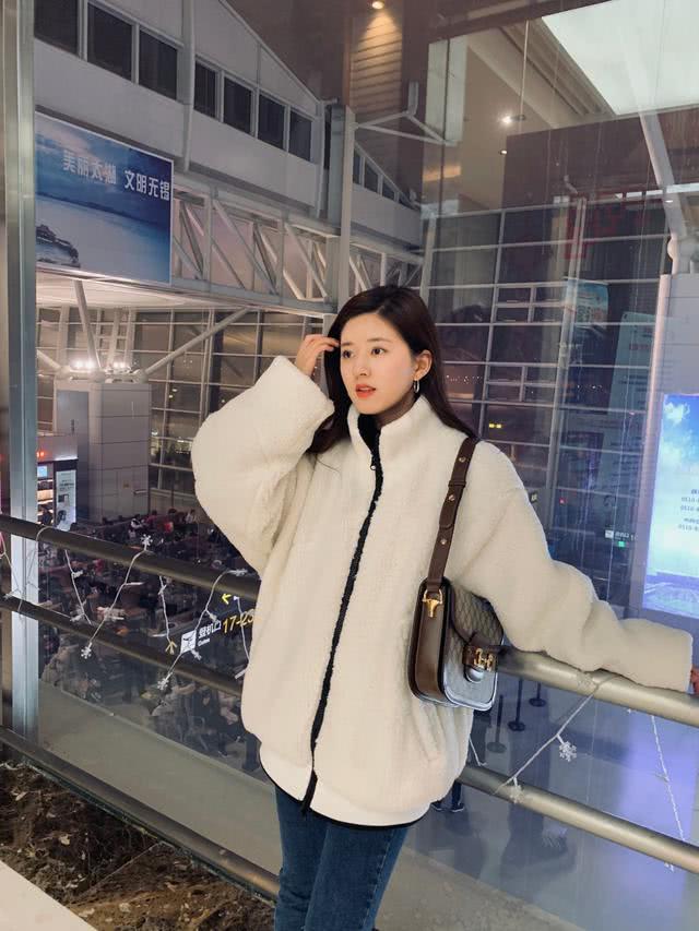 赵露思把“花朵”穿在身上,笑起来比初恋都甜