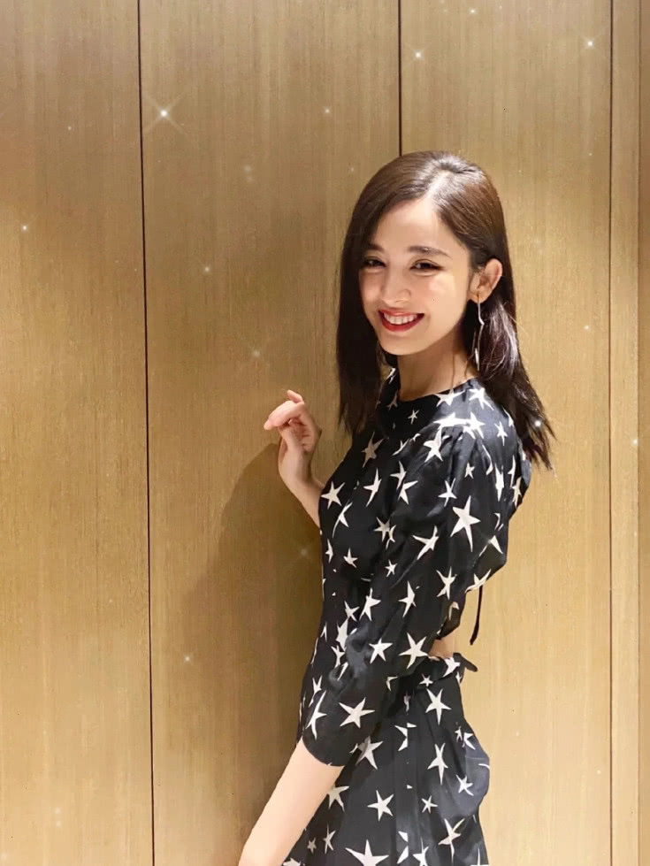 古力娜扎和吴宣仪同穿星星裙装造型,到底谁看起来更甜美?