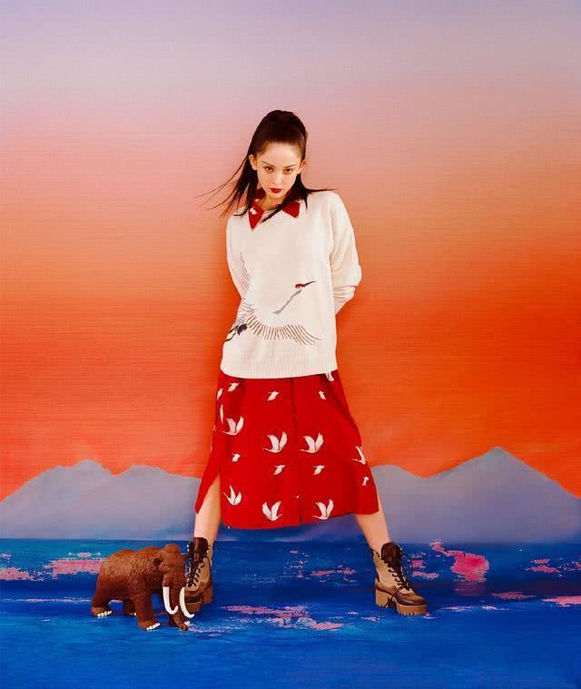 古力娜扎上央视综艺,一身运动装跳新疆舞身姿窈窕十足好看