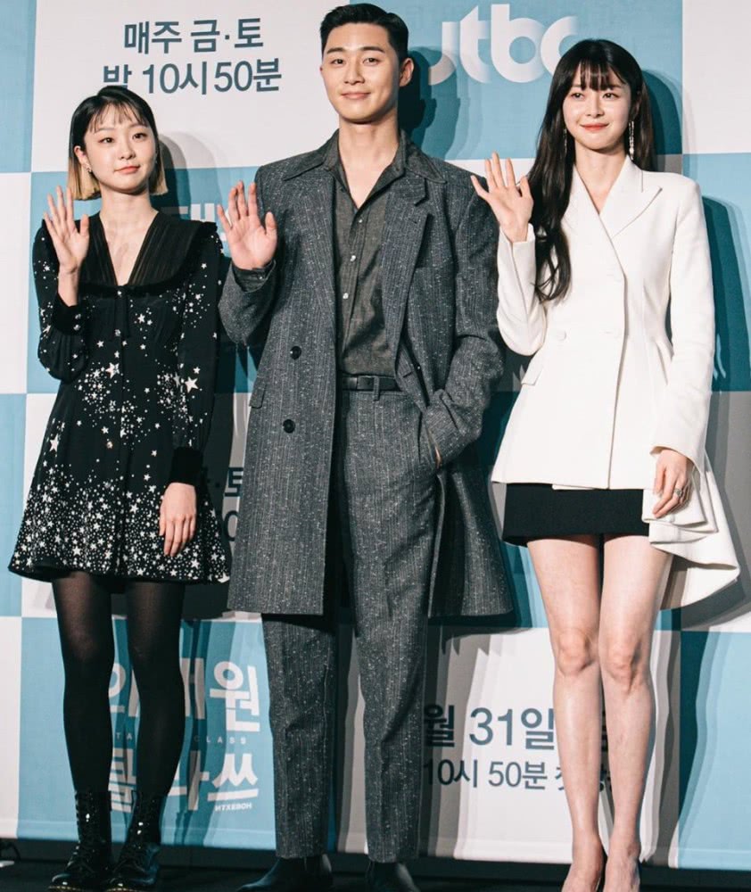 金多美穿白色娃娃领衬衣,清纯甜美