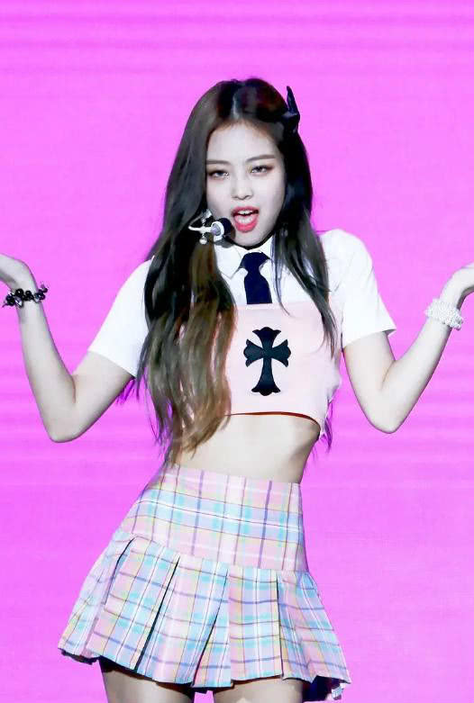 金智妮金发波浪卷一言难尽，丸子头有时可爱有时酷！太百变