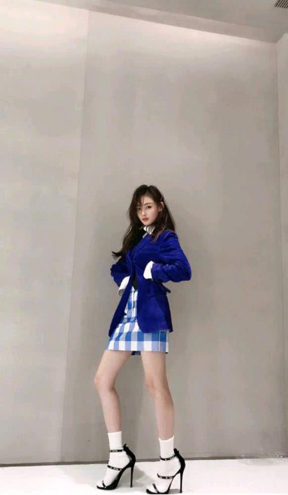张天爱晒游玩照，看到她的鞋子后终于明白女星们腿为什么这么长